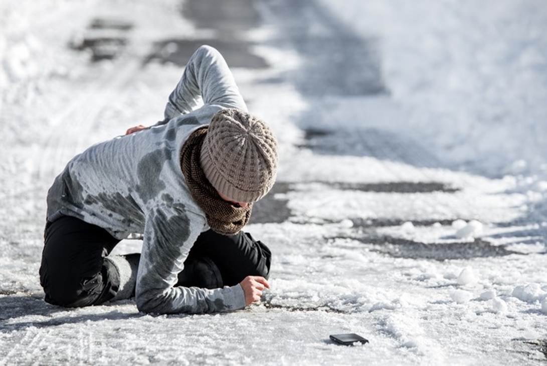 A person kneeling on the snow

AI-generated content may be incorrect.